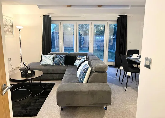 Secure Parking 3 Bedroom Stylish House With Garden