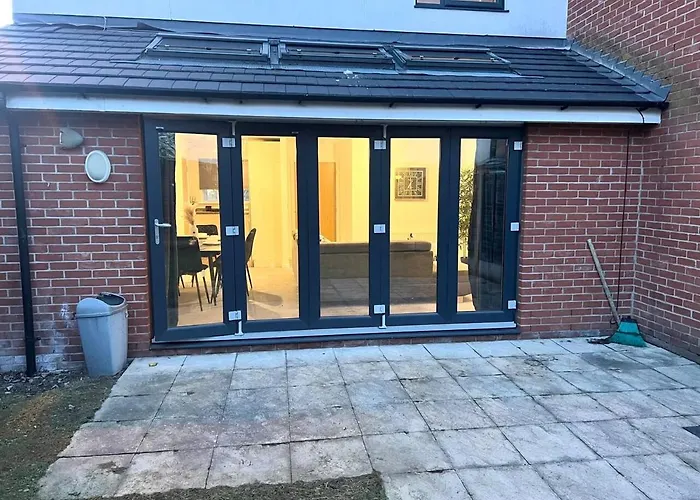 Secure Parking 3 Bedroom Stylish House With Garden