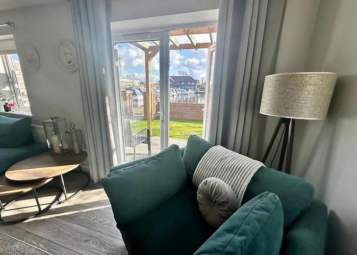 Stylish 4Br Townhouse On Stretford Marina - Waterside Stay In M32