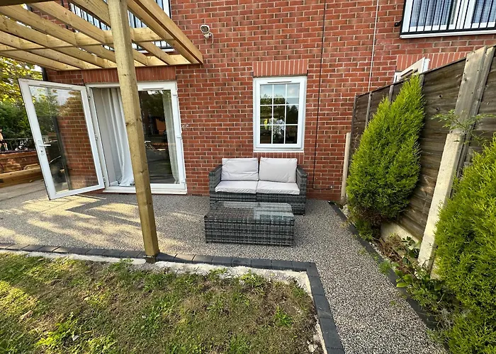 Stylish 4Br Townhouse On Stretford Marina - Waterside Stay In M32
